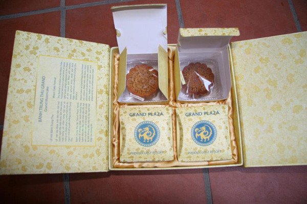 Chị kể: “Cuối tuần vừa qua, tôi có được tặng một hộp bánh trung thu của khách sạn 5 sao. Đây là năm đầu tiên mình được tặng bánh của khách sạn này. Hôm qua, mang bánh lên thắp hương mời các cụ. Sáng nay bỏ ra để xem cắt cái nào trước thì kinh hoàng phát hiện ra hai cái lốm đốm mọc lông”. (Ảnh: VOV) Chị kể: “Cuối tuần vừa qua, tôi có được tặng một hộp bánh trung thu của khách sạn 5 sao. Đây là năm đầu tiên mình được tặng bánh của khách sạn này. Hôm qua, mang bánh lên thắp hương mời các cụ. Sáng nay bỏ ra để xem cắt cái nào trước thì kinh hoàng phát hiện ra hai cái lốm đốm mọc lông”. (Ảnh: VOV)