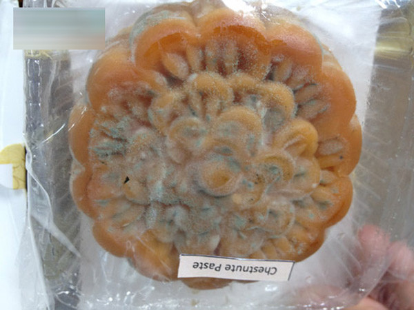 Những ngày gần đây, khá nhiều người đã đăng ảnh lên Facebook, gọi điện thoại cho bạn bè để phàn nàn về bánh Trung thu mốc được sản xuất tại khách sạn 5 sao Grand Plaza (Hà Nội). (Ảnh: VOV) Những ngày gần đây, khá nhiều người đã đăng ảnh lên Facebook, gọi điện thoại cho bạn bè để phàn nàn về bánh Trung thu mốc được sản xuất tại khách sạn 5 sao Grand Plaza (Hà Nội). (Ảnh: VOV)