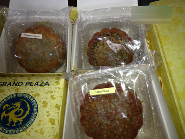 Ông Hoàng Ngọc Thức - cán bộ ban quản lý tòa nhà Grand Plaza thông tin cho phóng viên Giáo dục Việt Nam: Grand Plaza đã có buổi làm việc với báo chí để giải đáp rõ ràng về việc này. Theo đó, nguyên nhân bánh bị mốc xanh không phải do quá trình sản xuất bánh không đảm bảo hay nguyên liệu làm bánh kém chất lượng, mà vấn đề chính ở chỗ bảo quản bánh. (Ảnh: vov) Ông Hoàng Ngọc Thức - cán bộ ban quản lý tòa nhà Grand Plaza thông tin cho phóng viên Giáo dục Việt Nam: Grand Plaza đã có buổi làm việc với báo chí để giải đáp rõ ràng về việc này. Theo đó, nguyên nhân bánh bị mốc xanh không phải do quá trình sản xuất bánh không đảm bảo hay nguyên liệu làm bánh kém chất lượng, mà vấn đề chính ở chỗ bảo quản bánh. (Ảnh: vov)