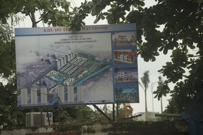 Trong khi chủ đầu tư dự án khu đô thị mới Đại Thanh đang rao bán căn hộ 42m2 với giá khoảng 14 triệu đồng/m2 và cam kết sẽ cung cấp đầy đủ sổ đỏ với khách hàng nhưng trong luật Nhà ở thì quy định rõ: Nhà thương mại phải đảm bảo diện tích tối thiểu là 45m2. (Ảnh: Nguyễn Tiến - Viết Cường, GDVN) Trong khi chủ đầu tư dự án khu đô thị mới Đại Thanh đang rao bán căn hộ 42m2 với giá khoảng 14 triệu đồng/m2 và cam kết sẽ cung cấp đầy đủ sổ đỏ với khách hàng nhưng trong luật Nhà ở thì quy định rõ: Nhà thương mại phải đảm bảo diện tích tối thiểu là 45m2. (Ảnh: Nguyễn Tiến - Viết Cường, GDVN)