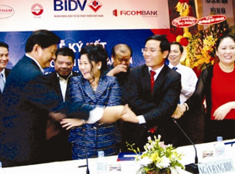Lãnh đạo 4 ngân hàng FCB, SCB, TNB và BIDV ký hợp tác chiến lược toàn diện vào chiều ngày 6/12 tại TP.HCM. (Ảnh: TPO) Lãnh đạo 4 ngân hàng FCB, SCB, TNB và BIDV ký hợp tác chiến lược toàn diện vào chiều ngày 6/12 tại TP.HCM. (Ảnh: TPO)