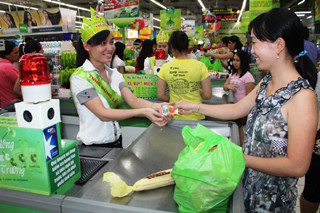 Từ 25/7 đến 12/8/2012, khi mua hàng với thẻ ưu đãi, khách hàng sẽ có cơ hội mua sắm hấp dẫn với hơn 1.000 mặt hàng thiết yếu. Từ 25/7 đến 12/8/2012, khi mua hàng với thẻ ưu đãi, khách hàng sẽ có cơ hội mua sắm hấp dẫn với hơn 1.000 mặt hàng thiết yếu.