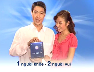 Đại biểu Quốc hội cũng như nhiều người thắc mắc: Tại sao lại "một người khỏe, hai người vui" mà không phải là "một người khỏe, cả nhà vui"? (Ảnh chụp từ clip quảng cáo) Đại biểu Quốc hội cũng như nhiều người thắc mắc: Tại sao lại "một người khỏe, hai người vui" mà không phải là "một người khỏe, cả nhà vui"? (Ảnh chụp từ clip quảng cáo)