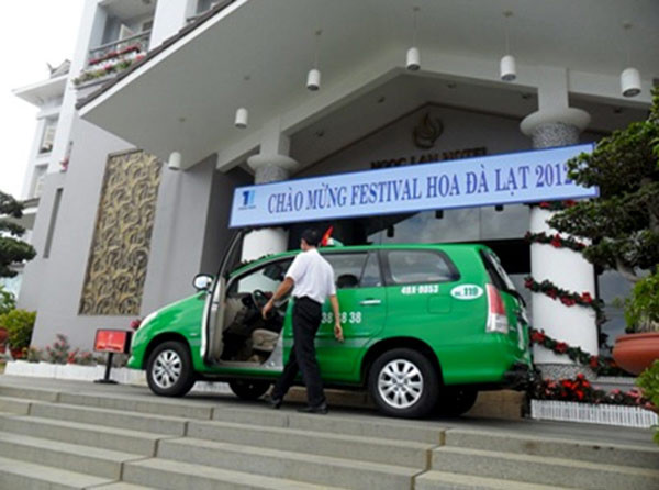 Tại 1 khách sạn nằm ngay gần chợ Đà Lạt, đường Nguyễn Chí Thanh, một phòng thường dân được “hét” giá 2 triệu đồng/phòng/đêm. Trong khi đó, trước đây ít ngày, giá loại phòng này chỉ 300.000 đồng/đêm. Tại những tuyến đường xa trung tâm TP hơn, giá cho 1 phòng nghỉ trong đợt này thấp nhất cũng từ 500.000 đồng đến 700.000 đồng. (Ảnh: VTC)