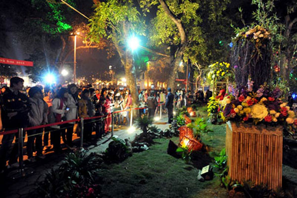 Ngồi khóc bên vệ đường là cô gái tên Hoa (SN 1990, sinh viên một trường Đại học ở Hà Nội). Sau những giờ phút bon chen trong đám đông, vừa thoát khỏi, Hoa tá hỏa khi thấy chiếc ví của mình đã “không cánh mà bay”. Vừa dụi mắt đỏ hoe, Hoa vừa nghẹn nghào: “Vậy là em chẳng còn đồng nào nữa rồi, tiền bố mẹ gửi cho để tiêu từ giờ đến tết và cả tiền mua vé tàu để về cũng mất sạch”…