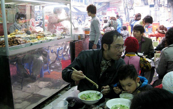 Dịch vụ ăn uống cũng nhân cơ hội này "hét" giá". “Ngày thường bát phở chỉ từ 20.000 – 25.000 đồng,đến lễ hội hoa khách vào ăn xong "méo mặt" vì phải rút ví trả đến 50.000 đồng” – Gia đình anh Hoan (quê ở Nam Định) xót xa cho biết. (Ảnh: Lao động)