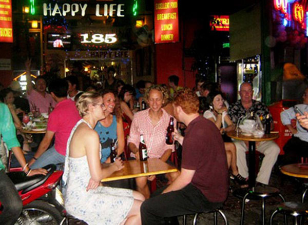 Nhiều hàng ăn uống tại các phố xung quanh khu vực hồ Gươm tràn ra lấn chiếm vỉa hè, lòng đường gây ùn tắc giao thông và ra sức “cắt cổ” thực khách. Một chai bia Hà Nội bị các chủ hàng ở đây đẩy lên 30.000 đồng, một đĩa cơm rang hay bát phở có giá tới 60.000 – 70.000 đồng là... bình tường. (Ảnh: Dân Trí)