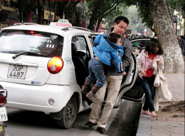 Đối với ô tô mặc dù đã gửi từ xa nhưng cũng phải chịu cảnh "chặt chém" với mức giá 100.000- 130.000 đồng/xe, thậm chí có nơi thu tới 200.000 đồng/xe ô tô. Nhiều gia đình đã chọn taxi để đi lại cho tiện. (Ảnh: TP)