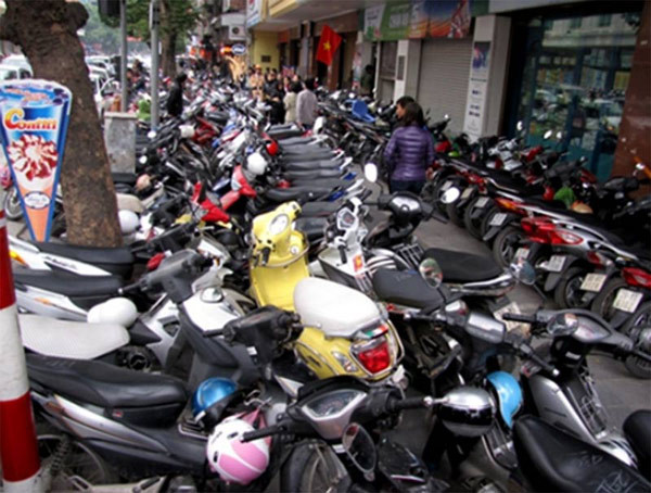 Hầu hết các điểm giữ xe tự phát xung quanh khu vực lễ hội đều thu 30.000 đồng/xe máy, thậm chí có nơi còn thu 50.000 đồng/xe. (Ảnh: TP)