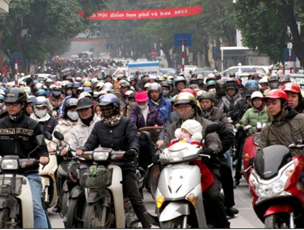 Để tạo không gian cho du khách thưởng hoa, ban tổ chức đã cấm các phương tiện lưu thông phía đường Đinh Tiên Hoàng. Tuy nhiên do lượng người và xe đổ về tham quan khu vực này quá đông nên tại nhiều tuyến phố xung quanh khu vực lễ hội như Đinh Lễ, Hàng Khay, Hàng Bài, Lý Thái Tổ, Bà Triệu... có hàng chục bãi giữ xe tự phát bung ra, với mức phí “cắt cổ”. (Ảnh: Tiền Phong)