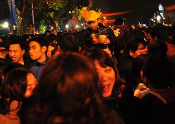 Bên cạnh phút giây hồ hởi thưởng thức vẻ đẹp của lễ hội hoa, rất nhiều du khách phải chịu nỗi hậm hực, uất ức vì bị móc túi. Lợi dụng thời cơ “ngàn năm có một” này, trong lúc nhiều người xô đẩy nhau chen lấn, những tên đạo chích cũng hòa vào dòng người và ra tay trộm cắp.