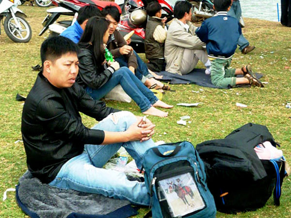 Tại Festival hoa Đà Lạt, giá các mặt hàng thiết yếu như ăn uống, xe cộ đi lại cũng nhanh chóng “chém” khách phương xa. Theo ghi nhận của phóng viên, 1 ly café có giá 50.000 đồng.