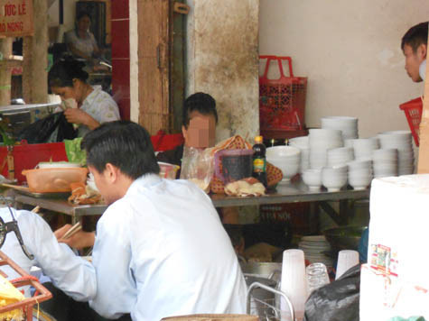 Chỉ là quán bún dọc mùng với chân giò, lưỡi lợn nhưng theo phản ánh của nhiều thực khách, nếu ai đó cao hứng hỏi han hay thắc mắc gì lập tức sẽ bị "ăn chửi" của bà chủ quán. Chỉ là quán bún dọc mùng với chân giò, lưỡi lợn nhưng theo phản ánh của nhiều thực khách, nếu ai đó cao hứng hỏi han hay thắc mắc gì lập tức sẽ bị "ăn chửi" của bà chủ quán.