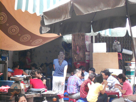 Tới gần trưa, lượng khách tới quán bún của bà T khá đông, mặc dù, theo ghi nhận của những người dân xung quanh đây, số người tới ăn đã thưa thớt hơn trước do lối "vung miệng" quá đà của bà chủ quán. Tới gần trưa, lượng khách tới quán bún của bà T khá đông, mặc dù, theo ghi nhận của những người dân xung quanh đây, số người tới ăn đã thưa thớt hơn trước do lối "vung miệng" quá đà của bà chủ quán.