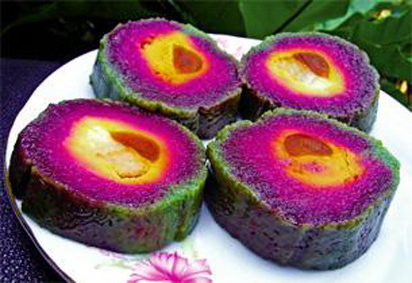 Thông thường phải mất từ 4-5 tiếng để nấu một nồi bánh tét, muốn bánh tét “ăn lâu” khi gói phải buộc thật chặt. Khi bánh chín, cắt ra một khoanh sẽ thấy sự phối màu thật đẹp mắt: bên trong khoanh bánh màu tím thẫm là một chút màu vàng của đậu, màu trắng của mỡ, màu hồng của thịt nạc, màu đỏ cam của tròng đỏ trứng vịt muối. Trung bình một đòn bánh tét lá cẩm có thể để trong năm ngày đến một tuần, nếu muốn để lâu hơn thì phải cất vào ngăn đá tủ lạnh, khi ăn đem ra “hấp lại” bánh tét vẫn ngon như mới nấu. Thông thường phải mất từ 4-5 tiếng để nấu một nồi bánh tét, muốn bánh tét “ăn lâu” khi gói phải buộc thật chặt. Khi bánh chín, cắt ra một khoanh sẽ thấy sự phối màu thật đẹp mắt: bên trong khoanh bánh màu tím thẫm là một chút màu vàng của đậu, màu trắng của mỡ, màu hồng của thịt nạc, màu đỏ cam của tròng đỏ trứng vịt muối. Trung bình một đòn bánh tét lá cẩm có thể để trong năm ngày đến một tuần, nếu muốn để lâu hơn thì phải cất vào ngăn đá tủ lạnh, khi ăn đem ra “hấp lại” bánh tét vẫn ngon như mới nấu.