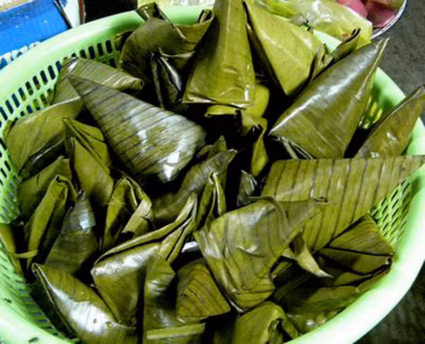 10. Bánh ít Cái tên “bánh ít” ra đời gắn liền với chuyện cổ ngàn xưa, khi chàng Lang Liêu - con trai của Vua Hùng thứ 6 – là người chiến thắng trong cuộc thi dâng lễ vật cúng đất trời với bánh chưng và bánh dày, còn nàng công chúa út vốn rất nhu mì, khéo léo trong công việc bếp núc đã nảy ra sáng kiến làm kiểu bánh mới mang hương vị của cả hai loại bánh này.