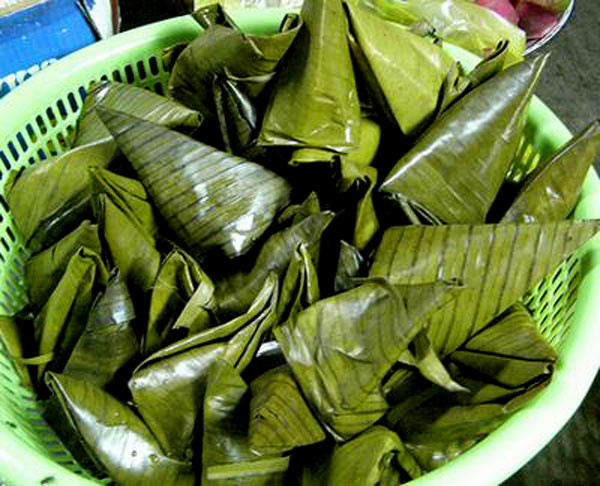 10. Bánh ít Cái tên “bánh ít” ra đời gắn liền với chuyện cổ ngàn xưa, khi chàng Lang Liêu - con trai của Vua Hùng thứ 6 – là người chiến thắng trong cuộc thi dâng lễ vật cúng đất trời với bánh chưng và bánh dày, còn nàng công chúa út vốn rất nhu mì, khéo léo trong công việc bếp núc đã nảy ra sáng kiến làm kiểu bánh mới mang hương vị của cả hai loại bánh này. 10. Bánh ít Cái tên “bánh ít” ra đời gắn liền với chuyện cổ ngàn xưa, khi chàng Lang Liêu - con trai của Vua Hùng thứ 6 – là người chiến thắng trong cuộc thi dâng lễ vật cúng đất trời với bánh chưng và bánh dày, còn nàng công chúa út vốn rất nhu mì, khéo léo trong công việc bếp núc đã nảy ra sáng kiến làm kiểu bánh mới mang hương vị của cả hai loại bánh này.