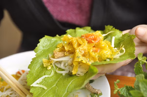 Bột bánh xèo được làm từ bột gạo ngon xay nhuyễn trộn nước cốt dừa theo tỷ lệ vừa khéo để bánh vừa giòn vừa dai, thơm ngậy vị dừa mà không quá béo. Bánh muốn giòn và ngon thì bột phải được đổ thật mỏng đều khắp mặt chảo. Vì bánh mỏng và chín khá nhanh nên phải làm đều tay, thuần thục, chỉ cần lấy ra hơi sớm bánh sẽ còn mùi bột, mà để hơi quá chín bánh sẽ bị nhão.