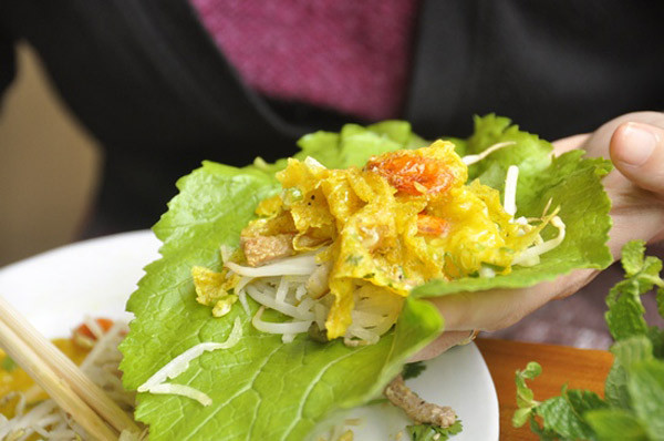 Bột bánh xèo được làm từ bột gạo ngon xay nhuyễn trộn nước cốt dừa theo tỷ lệ vừa khéo để bánh vừa giòn vừa dai, thơm ngậy vị dừa mà không quá béo. Bánh muốn giòn và ngon thì bột phải được đổ thật mỏng đều khắp mặt chảo. Vì bánh mỏng và chín khá nhanh nên phải làm đều tay, thuần thục, chỉ cần lấy ra hơi sớm bánh sẽ còn mùi bột, mà để hơi quá chín bánh sẽ bị nhão. Bột bánh xèo được làm từ bột gạo ngon xay nhuyễn trộn nước cốt dừa theo tỷ lệ vừa khéo để bánh vừa giòn vừa dai, thơm ngậy vị dừa mà không quá béo. Bánh muốn giòn và ngon thì bột phải được đổ thật mỏng đều khắp mặt chảo. Vì bánh mỏng và chín khá nhanh nên phải làm đều tay, thuần thục, chỉ cần lấy ra hơi sớm bánh sẽ còn mùi bột, mà để hơi quá chín bánh sẽ bị nhão.