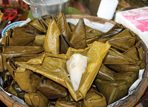 Ngoài xay bột, giằn bột cho ráo, người ta còn xay đậu xanh cho giập làm đôi, ngâm nước để tách vỏ trước khi luộc cho chín mềm và khô đặt lại đến khi vò viên không dính tay. Lá gói bánh ít được thoa một ít mở hay dầu ăn để khi bóc bánh ra vừa đẹp, vừa không bị dính vào lá.