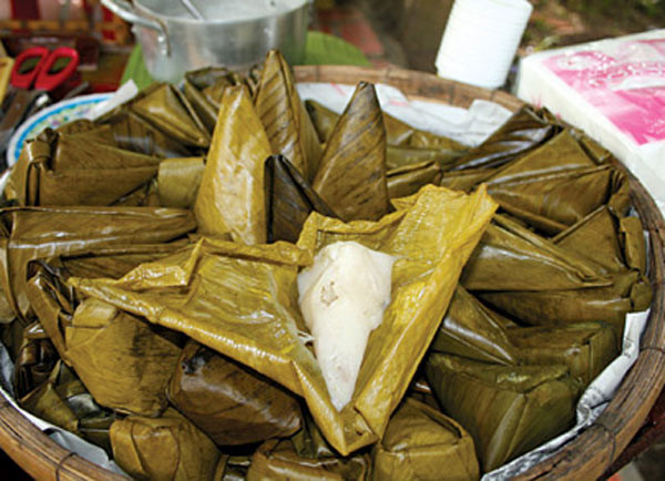 Ngoài xay bột, giằn bột cho ráo, người ta còn xay đậu xanh cho giập làm đôi, ngâm nước để tách vỏ trước khi luộc cho chín mềm và khô đặt lại đến khi vò viên không dính tay. Lá gói bánh ít được thoa một ít mở hay dầu ăn để khi bóc bánh ra vừa đẹp, vừa không bị dính vào lá. Ngoài xay bột, giằn bột cho ráo, người ta còn xay đậu xanh cho giập làm đôi, ngâm nước để tách vỏ trước khi luộc cho chín mềm và khô đặt lại đến khi vò viên không dính tay. Lá gói bánh ít được thoa một ít mở hay dầu ăn để khi bóc bánh ra vừa đẹp, vừa không bị dính vào lá.