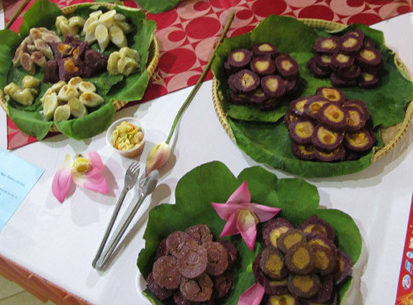 6. Bánh tét Ở miền Trung, bánh tét hầu như giống nhau theo công thức chung: bánh nếp nhân đậu, chuối… khi vào Nam lại biến hóa rất nhiều loại theo nguyên liệu của từng nơi và sự tinh tế, cầu kỳ trong chế biến. Đỉnh cao tinh tế của bánh tét được làm ra từ những nghệ nhân Bến Tre, Vĩnh Long, Cần Thơ, Mỹ Tho. 6. Bánh tét Ở miền Trung, bánh tét hầu như giống nhau theo công thức chung: bánh nếp nhân đậu, chuối… khi vào Nam lại biến hóa rất nhiều loại theo nguyên liệu của từng nơi và sự tinh tế, cầu kỳ trong chế biến. Đỉnh cao tinh tế của bánh tét được làm ra từ những nghệ nhân Bến Tre, Vĩnh Long, Cần Thơ, Mỹ Tho.