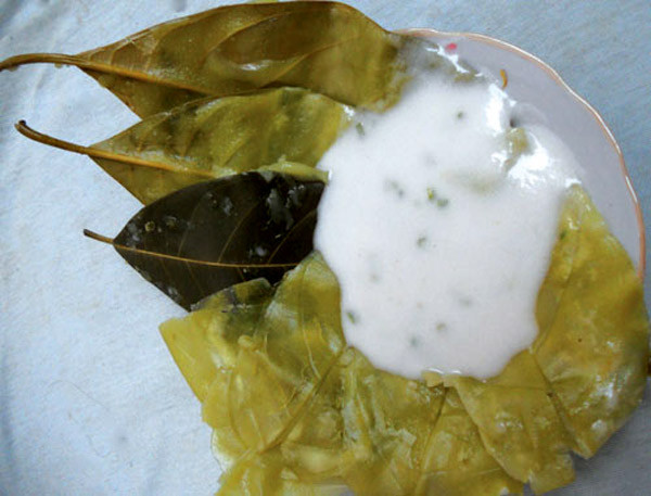 Bánh lá còn được gọi là bánh cục, bánh nắn, vì bánh được nắn chủ yếu từ bột trên những chiếc lá đủ hình thức. Để bánh được mềm và dẻo, bao giờ người làm bánh cũng chọn gạo mới (lúa vừa được thu hoạch và đem đi xay thành gạo) và ngâm qua đêm, sáng hôm sau đem đi xay bột. Dùng cái bồng tương tự như chiếc túi lọc, họ cẩn thận cho bột đã xay vào lọc nước, đặt bên dưới nắp cối xay để lấy được lớp bột mềm và mịn - thành phần chính để làm nên chiếc bánh. Pha một ít nước cốt lá dứa hoặc lá mơ vào bột - tạo nên hương vị đặc trưng chỉ có ở bánh lá. Bánh lá còn được gọi là bánh cục, bánh nắn, vì bánh được nắn chủ yếu từ bột trên những chiếc lá đủ hình thức. Để bánh được mềm và dẻo, bao giờ người làm bánh cũng chọn gạo mới (lúa vừa được thu hoạch và đem đi xay thành gạo) và ngâm qua đêm, sáng hôm sau đem đi xay bột. Dùng cái bồng tương tự như chiếc túi lọc, họ cẩn thận cho bột đã xay vào lọc nước, đặt bên dưới nắp cối xay để lấy được lớp bột mềm và mịn - thành phần chính để làm nên chiếc bánh. Pha một ít nước cốt lá dứa hoặc lá mơ vào bột - tạo nên hương vị đặc trưng chỉ có ở bánh lá.