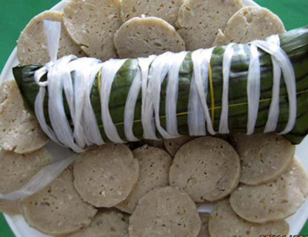 9. Bánh phồng cá linh Con cá linh luôn là nỗi nhớ mong, là hoài niệm tuổi thơ đối với cư dân đồng bằng, luôn cuốn hút các bà nội trợ phải mua cho bằng được về chế biến món ăn. Cá linh chế biến được nhiều món ăn ngon như: cá linh kho lạt, kho khô, kho mía, kho bứa, làm chả, nấu canh chua bông điên điển, nhúng lẩu mắm…, nhưng đáng ghi nhớ nhất về sự sáng tạo trong việc chế biến món ăn của các bà nội trợ miệt vườn nơi đây là món bánh phồng cá linh. 9. Bánh phồng cá linh Con cá linh luôn là nỗi nhớ mong, là hoài niệm tuổi thơ đối với cư dân đồng bằng, luôn cuốn hút các bà nội trợ phải mua cho bằng được về chế biến món ăn. Cá linh chế biến được nhiều món ăn ngon như: cá linh kho lạt, kho khô, kho mía, kho bứa, làm chả, nấu canh chua bông điên điển, nhúng lẩu mắm…, nhưng đáng ghi nhớ nhất về sự sáng tạo trong việc chế biến món ăn của các bà nội trợ miệt vườn nơi đây là món bánh phồng cá linh.