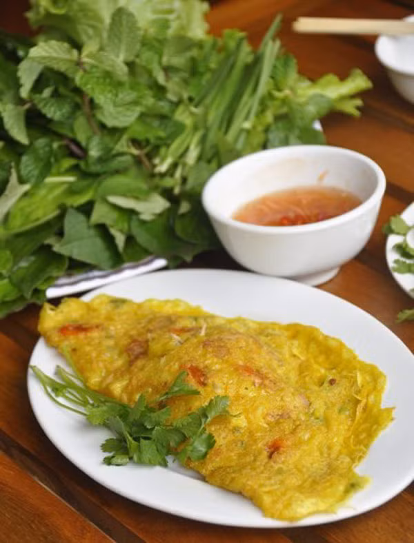 Dưới bàn tay khéo léo của đầu bếp món bánh xèo hiện ra giống như một tác phẩm nghệ thuật của mùi, vị. Nước chấm đi kèm cũng được pha chế rất khéo từ nước mắm và gia vị, có sắc chua the của chanh hoặc dấm và phảng phất vị cay nhẹ của ớt đem đến hương vị rất quen mà lạ.