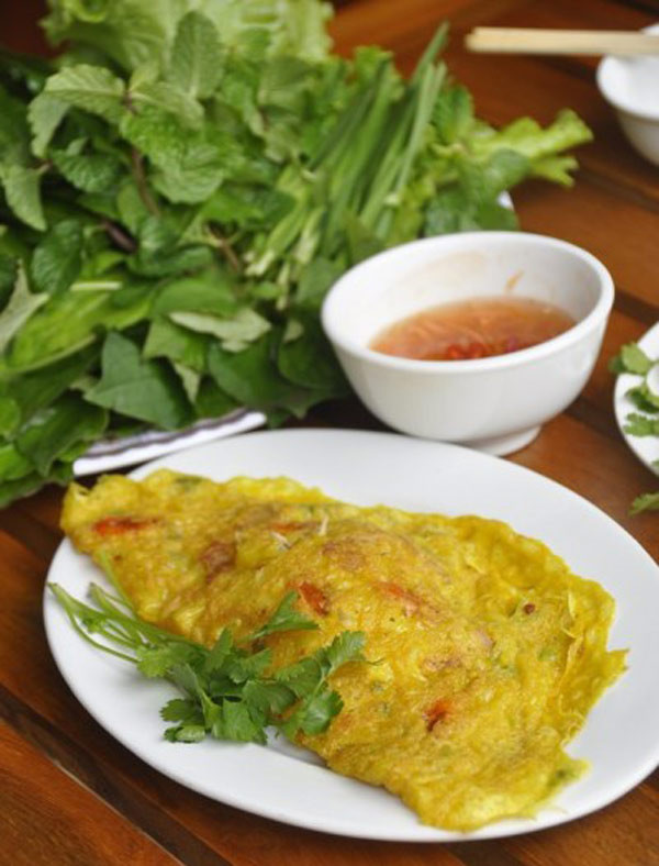 Dưới bàn tay khéo léo của đầu bếp món bánh xèo hiện ra giống như một tác phẩm nghệ thuật của mùi, vị. Nước chấm đi kèm cũng được pha chế rất khéo từ nước mắm và gia vị, có sắc chua the của chanh hoặc dấm và phảng phất vị cay nhẹ của ớt đem đến hương vị rất quen mà lạ. Dưới bàn tay khéo léo của đầu bếp món bánh xèo hiện ra giống như một tác phẩm nghệ thuật của mùi, vị. Nước chấm đi kèm cũng được pha chế rất khéo từ nước mắm và gia vị, có sắc chua the của chanh hoặc dấm và phảng phất vị cay nhẹ của ớt đem đến hương vị rất quen mà lạ.