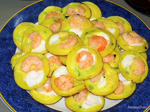 5. Bánh khọt Dù xuất hiện ở nhiều nơi với nhiều tên gọi, nhưng người dân Cà Mau đã quen gọi đây là bánh khọt. 5. Bánh khọt Dù xuất hiện ở nhiều nơi với nhiều tên gọi, nhưng người dân Cà Mau đã quen gọi đây là bánh khọt.