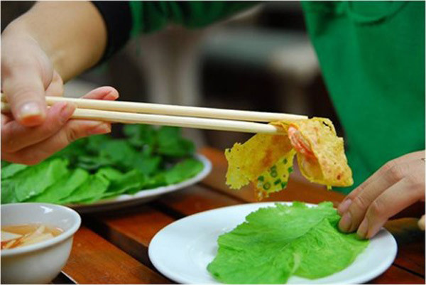 8. Bánh xèo Trong tiến trình khẩn hoang, những lưu dân từ miền Bắc, Trung Bộ vào Nam đã giản lược những món ăn bản quán theo cách cởi mở phóng khoáng: cái bánh xèo Trung Bộ phải đúc trong khuôn, vào Nam được đổ thoải mái trong bất cứ chảo nào. 8. Bánh xèo Trong tiến trình khẩn hoang, những lưu dân từ miền Bắc, Trung Bộ vào Nam đã giản lược những món ăn bản quán theo cách cởi mở phóng khoáng: cái bánh xèo Trung Bộ phải đúc trong khuôn, vào Nam được đổ thoải mái trong bất cứ chảo nào.