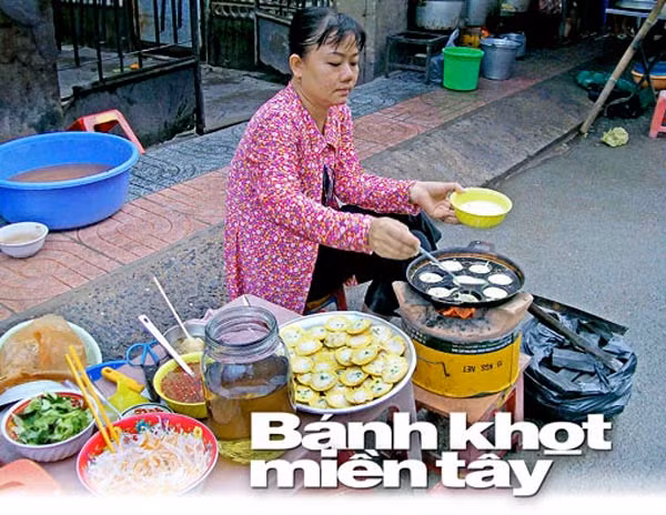 Hình ảnh các mẹ, các chị ngồi bên khuôn đất, chăm chú chiên từng cái bánh khọt nhỏ bao giờ cũng để lại ấn tượng mạnh mẽ trong lòng thực khách.