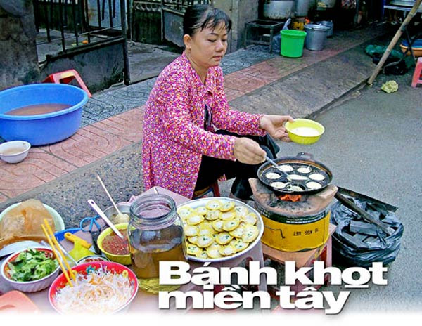 Hình ảnh các mẹ, các chị ngồi bên khuôn đất, chăm chú chiên từng cái bánh khọt nhỏ bao giờ cũng để lại ấn tượng mạnh mẽ trong lòng thực khách. Hình ảnh các mẹ, các chị ngồi bên khuôn đất, chăm chú chiên từng cái bánh khọt nhỏ bao giờ cũng để lại ấn tượng mạnh mẽ trong lòng thực khách.