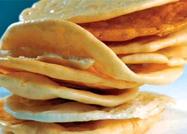 Làm món bánh phồng cá linh rất dễ nhưng tốn công một chút. Vị ngọt, béo, giòn, và mùi thơm đặc trưng của cá linh xông lên tận mũi ăn kèm bánh phồng giòn tan. Thêm một cốc bia lạnh vào nữa, du khách sẽ luyến nhớ mãi một món ăn đầy hấp dẫn của quê hương miền Tây mùa nước nổi.