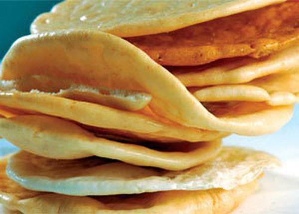 Làm món bánh phồng cá linh rất dễ nhưng tốn công một chút. Vị ngọt, béo, giòn, và mùi thơm đặc trưng của cá linh xông lên tận mũi ăn kèm bánh phồng giòn tan. Thêm một cốc bia lạnh vào nữa, du khách sẽ luyến nhớ mãi một món ăn đầy hấp dẫn của quê hương miền Tây mùa nước nổi. Làm món bánh phồng cá linh rất dễ nhưng tốn công một chút. Vị ngọt, béo, giòn, và mùi thơm đặc trưng của cá linh xông lên tận mũi ăn kèm bánh phồng giòn tan. Thêm một cốc bia lạnh vào nữa, du khách sẽ luyến nhớ mãi một món ăn đầy hấp dẫn của quê hương miền Tây mùa nước nổi.