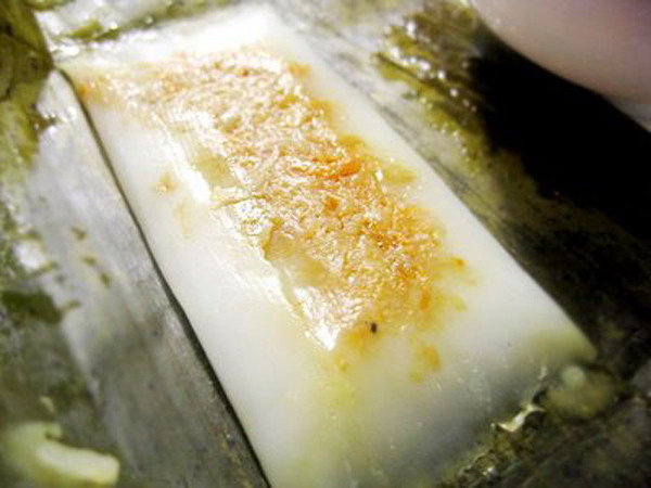 7. Bánh lá Ở đồng bằng sông Cửu Long, nơi những vùng nông thôn hẻo lánh, xa chợ búa, khi có khách đến nhà thăm chơi, ngoài các món ăn, nhậu dân giã như chuột, ếch, lươn, rắn, cua đồng, người ta hay đãi khách tráng miệng, hoặc ăn chơi bằng món bánh lá làm bằng bột gạo. 7. Bánh lá Ở đồng bằng sông Cửu Long, nơi những vùng nông thôn hẻo lánh, xa chợ búa, khi có khách đến nhà thăm chơi, ngoài các món ăn, nhậu dân giã như chuột, ếch, lươn, rắn, cua đồng, người ta hay đãi khách tráng miệng, hoặc ăn chơi bằng món bánh lá làm bằng bột gạo.