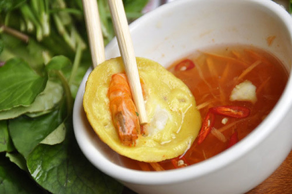 Muốn có bánh ngon phải ngâm gạo trước, sau đó xả lại nhiều nước cho hạt gạo trắng, trộn vào chừng một chén cơm (để nguội) và một ít dừa nạo (để nguyên xác) xay chung tất cả bằng cối đá. Khi có được thau bột mịn, lỏng vừa thì nêm nếm gia vị, để hành xắt mịn, tiêu… khuấy đều. Nhờ trộn cơm và dừa xác nên cái bánh “ra lò” vừa xốp vừa dai, lại béo rất thơm ngon. Có thể ăn bánh với rau sống, dưa leo hoặc chỉ ăn với nước mắm chua cay thôi cũng được, nhưng phải ăn nóng. Muốn có bánh ngon phải ngâm gạo trước, sau đó xả lại nhiều nước cho hạt gạo trắng, trộn vào chừng một chén cơm (để nguội) và một ít dừa nạo (để nguyên xác) xay chung tất cả bằng cối đá. Khi có được thau bột mịn, lỏng vừa thì nêm nếm gia vị, để hành xắt mịn, tiêu… khuấy đều. Nhờ trộn cơm và dừa xác nên cái bánh “ra lò” vừa xốp vừa dai, lại béo rất thơm ngon. Có thể ăn bánh với rau sống, dưa leo hoặc chỉ ăn với nước mắm chua cay thôi cũng được, nhưng phải ăn nóng.