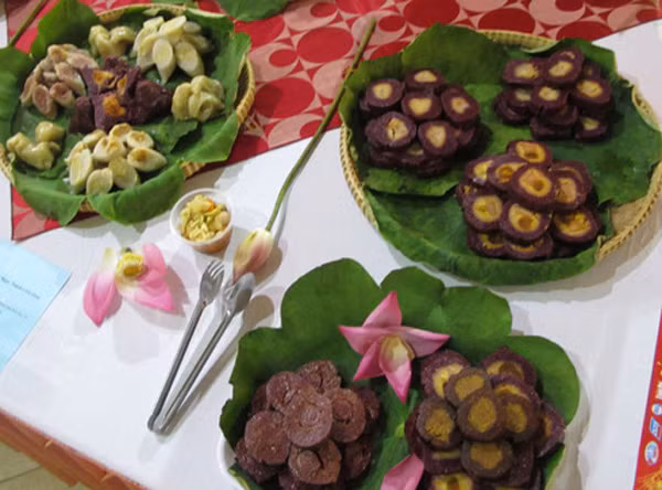 6. Bánh tét Ở miền Trung, bánh tét hầu như giống nhau theo công thức chung: bánh nếp nhân đậu, chuối… khi vào Nam lại biến hóa rất nhiều loại theo nguyên liệu của từng nơi và sự tinh tế, cầu kỳ trong chế biến. Đỉnh cao tinh tế của bánh tét được làm ra từ những nghệ nhân Bến Tre, Vĩnh Long, Cần Thơ, Mỹ Tho.