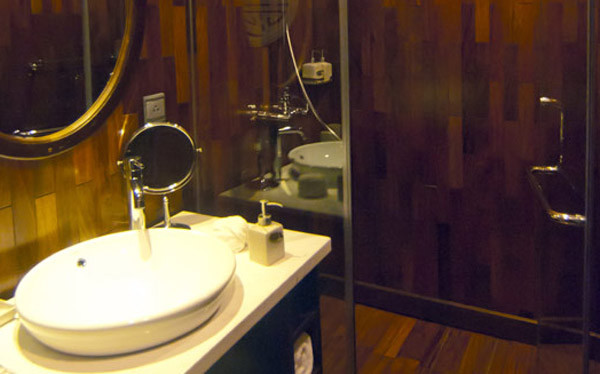 Phòng tắm được trang bị tiện nghi hiện đại, xứng tầm đẳng cấp khách sạn 5 sao trên đất liền.