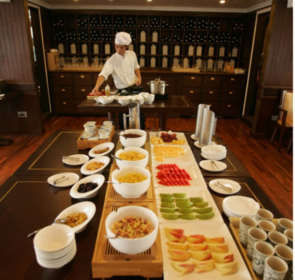 Ẩm thực trên du thuyền Âu Cơ được thiết kế theo khái niệm Kim-Mộc-Thủy-Hỏa-Thổ, âm dương ngũ hành, mỗi bữa ăn đều mang đến cho du khách sự thích thú và bất ngờ về nghệ thuật ẩm thực có một không hai của phương Đông.