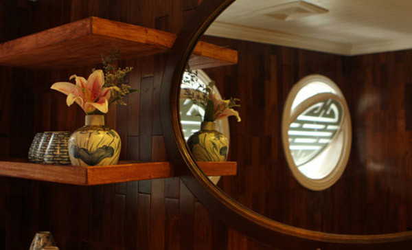 Mỗi cabin đều được trang bị đồ nội thất tinh xảo và đồ trang trí đẹp mắt, mang đậm nét văn hóa Việt Nam với các họa tiết dân tộc, khảm trai và thủ công truyền thống làm nên một không gian riêng biệt độc đáo, lãng mạn.