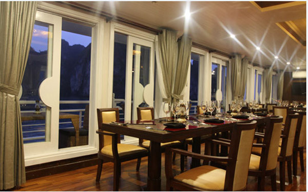 Ở độ cao 12m so với mực nước biển, khu nhà hàng của du thuyền Âu Cơ được thiết kế mở với nội thất sang trọng, tạo cho du khách cảm giác ấm cúng và thoải mái trong mỗi bữa ăn.