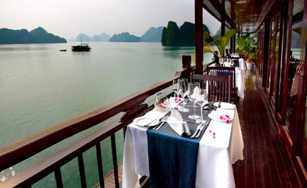 Ngoài ra, du thuyền toàn bằng gỗ nhưng đáy gia cố bằng thép nên chống được sự biến dạng, dáng du thuyền giữ được vẻ thanh thoát, bền chắc.