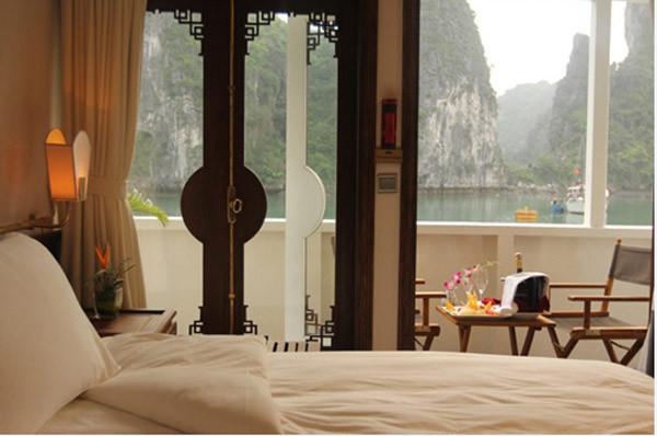 Đặc biệt mỗi cabin đều có ban công riêng đảm bảo sự riêng tư tuyệt đối cho du khách tận hưởng cảnh đẹp trong suốt hành trình đến với vịnh Hạ Long.