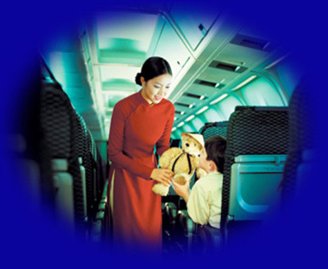 Với thu nhập bình quân 20-30 triệu/tháng, chưa kể những khoản lợi nhuận sản sinh từ việc buôn bán hợp pháp như được mang hàng hóa xách tay theo đúng quy định của hãng, mỗi tiếp viên thường có khoản “dư dả” tương đối lớn. (Ảnh minh họa)