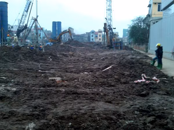 7. Dự án Hòa Bình Green City tại số 505 Minh Khai, phường Vĩnh Tuy, quận Hai Bà Trưng. Dự án do Công ty Cổ phần Nông sản Agrexim và Công ty TNHH Hòa Bình làm chủ đầu tư. Được khởi công vào quý II/2011, dự kiến dự án sẽ hoàn thành vào quý I /2014. Hiện tại dự án đang làm phần cọc nhồi.