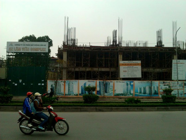 6. Tòa nhà AZ Lâm Viên Complex: Không chỉ ở dự án CT1 và CT2 Vân Canh, AZ Land cũng đang sa lầy tại các dự án khác như dự án Tòa nhà AZ Lâm Viên Complex (tại 107 Nguyễn Phong Sắc) cao 25 tầng, tiến độ hoàn thành trong quý IV/2012 nhưng đổ xong trần tầng 2 thì phải tạm dừng từ trước Tết Nhâm Thìn.