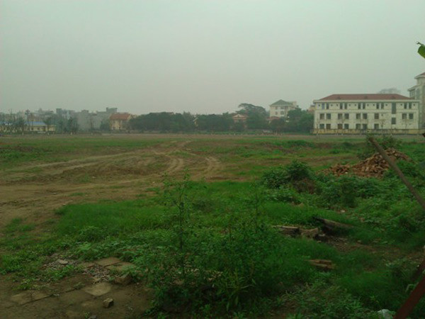 Hiện tại dự án vẫn là bãi đất trống, xung quanh quây tôn kín mít. Nhìn toàn bộ công trường chỉ thấy bảo vệ, tuyệt nhiên không có một bóng công nhân xây dựng nào.