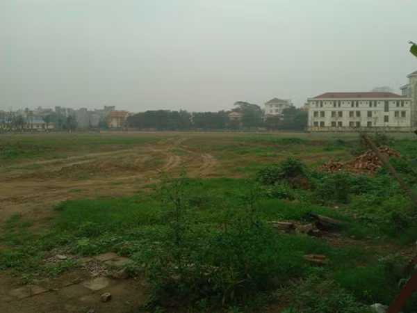 Hiện tại dự án vẫn là bãi đất trống, xung quanh quây tôn kín mít. Nhìn toàn bộ công trường chỉ thấy bảo vệ, tuyệt nhiên không có một bóng công nhân xây dựng nào.